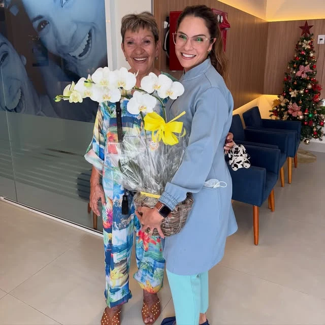 Doutora da Sorriso Vitória com uma paciente na clínica